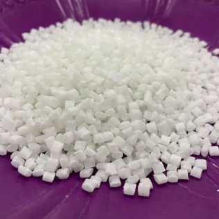 Os pellets de plástico de polipropileno irão aglomerar-se após armazenamento prolongado?